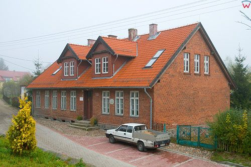 Warm-Maz. Budynek szkoły i biblioteki w Braswaldzie.